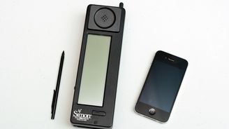 První chytrý telefon slaví 23 let. IBM Simon vážil jen něco přes půl kila 