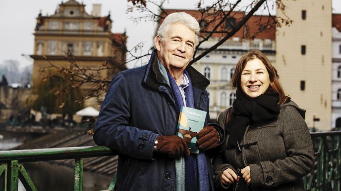 Spisovatel Simon Mawer s autorkou rozhovoru poblíž Karlova mostu