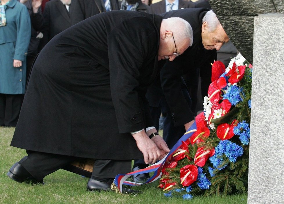 Izraelský exprezident Peres prodělal nejdříve mrtvici a byl hospitalizován.