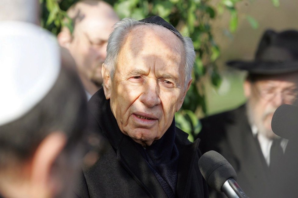 Izraelský exprezident Peres prodělal nejdříve mrtvici a byl hospitalizován.