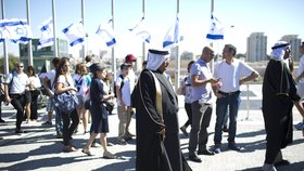Lidé se přicházejí rozloučit s Šimonem Peresem.