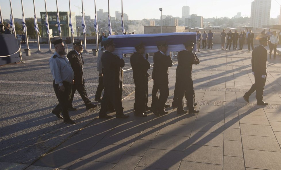 Vojáci přenášejí rakev s tělem Šimona Perese.