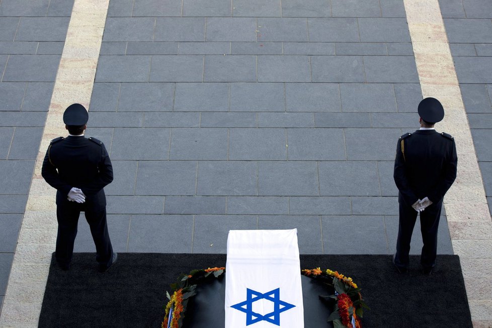 Rakev s Šimonem Peresem vystavená před budovou izraelského parlamentu