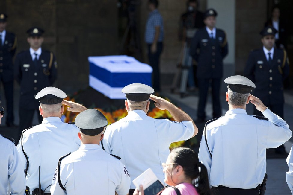 Rakev s Šimonem Peresem vystavená před budovou izraelského parlamentu