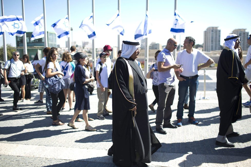 Lidé se přicházejí rozloučit s Šimonem Peresem.