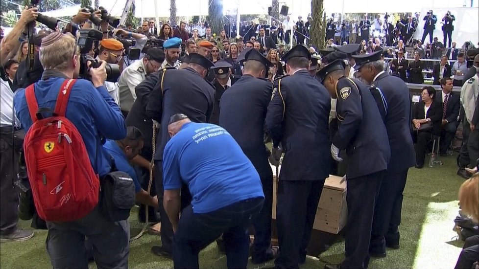 Čestná stráž spouští rakev s tělem Šimona Perese do hrobu