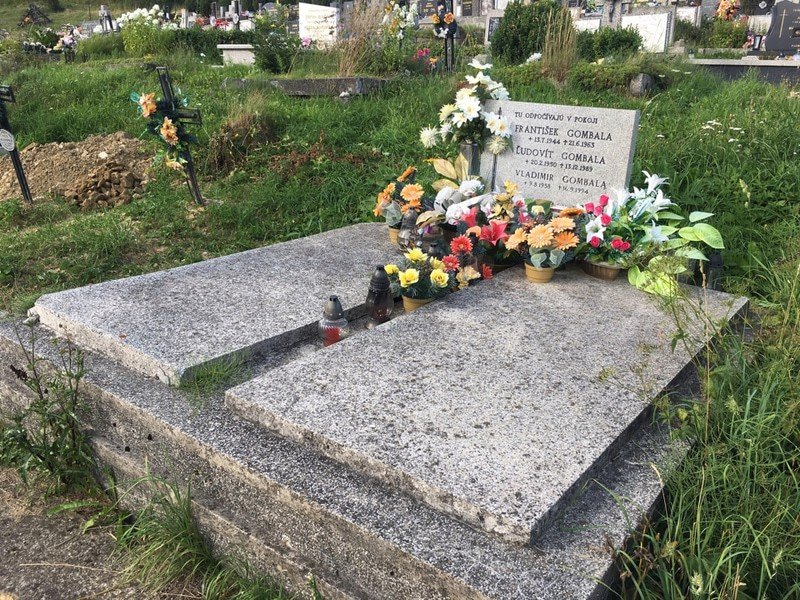 Vlado je pochován společně se svými dalšimi bratry