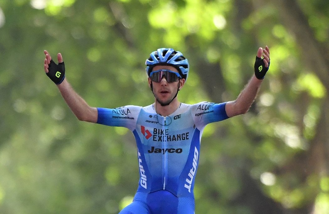 Simon Yates slaví triumf v cíli 14. etapy Gira d&#39;Italia