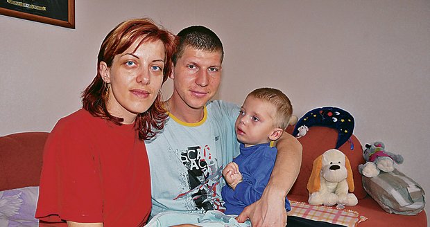 Šimon (4) s milujícími rodiči Margitou a Pavlem  