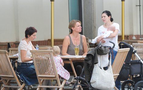 Ivana Chýlková (uprostřed) si velmi zkoumavým pohledem měří dítě Marthy Issové (vpravo). Na sedánku je i Simona Babčáková.
