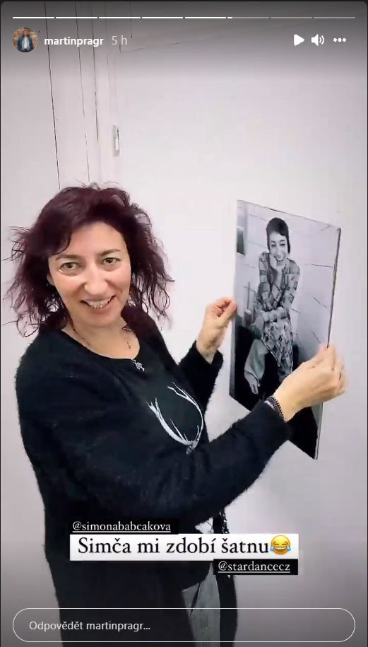 Do Martinovy šatny věnovala Simona vlastní portrét na toaletě.