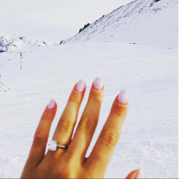 Simona Dvořáková se pochlubila zásnubním prstenem.