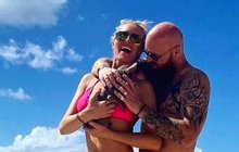 Simona Krainová po měsíci zpět u moře: Do Karibiku  sbalila i psa!