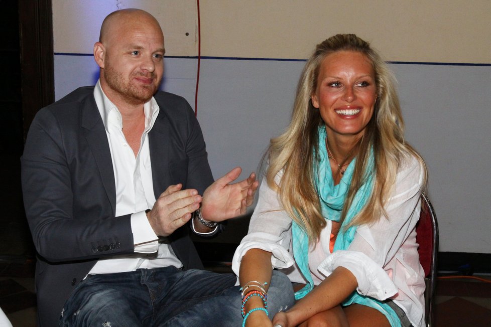 Simona Krainová a její partner Karel Vágner, který Simoně vydražil zpět její kabelku.