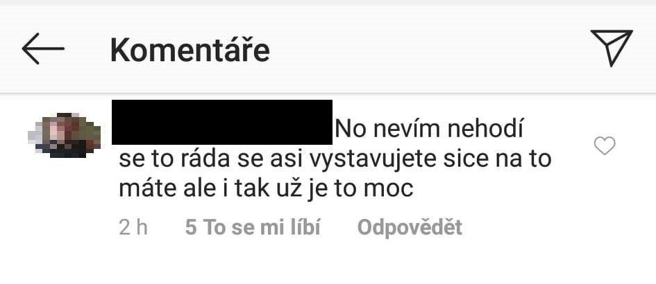 Komentáře s náznakem kritiky zůstávají na profilu Simony Krainové v řádu minut. Pak je modelka nekompromisně smaže.