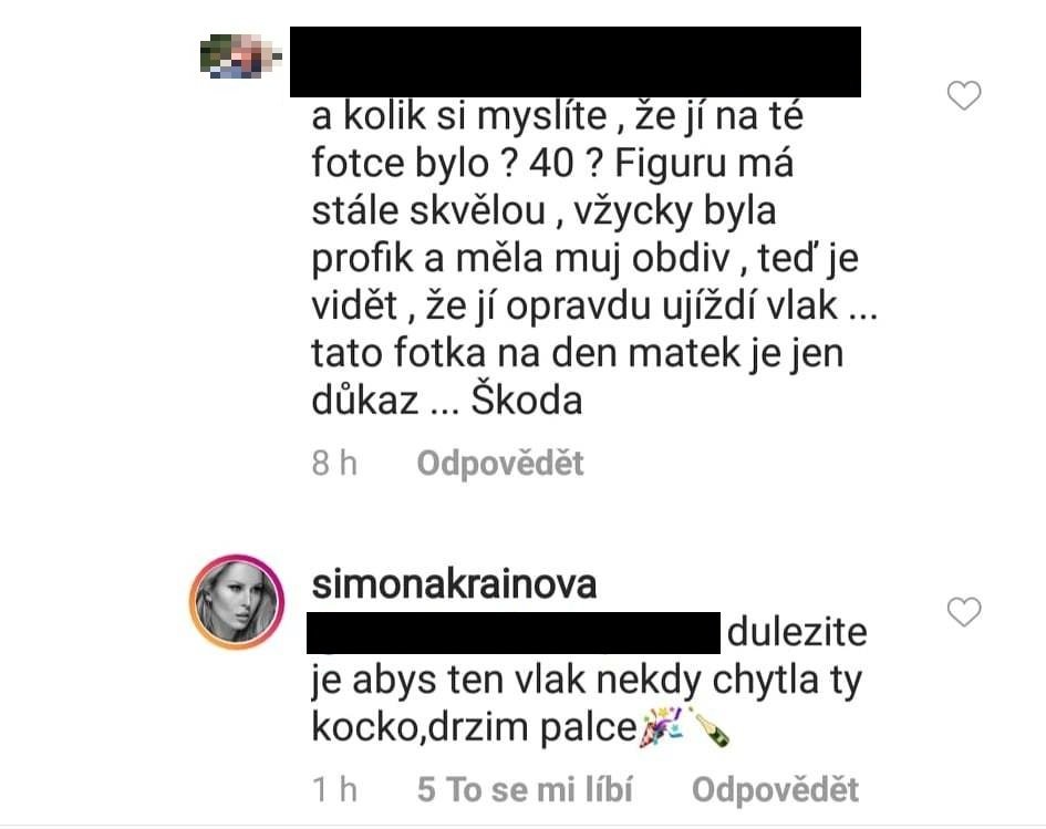 Komentáře s náznakem kritiky zůstávají na profilu Simony Krainové v řádu minut. Pak je modelka nekompromisně smaže.