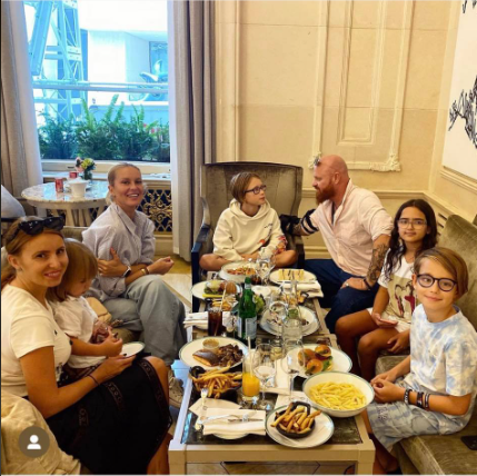 Simona Krainová s rodinkou na nezdravém jídle