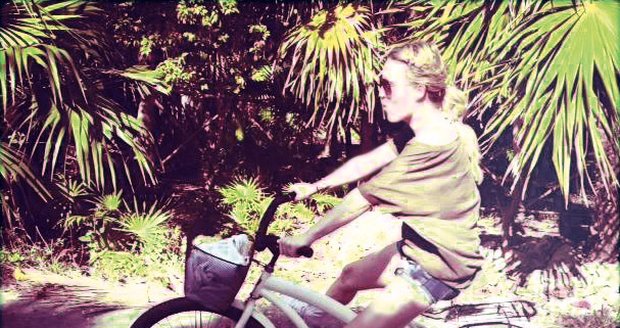 Simona na kole v džungli...