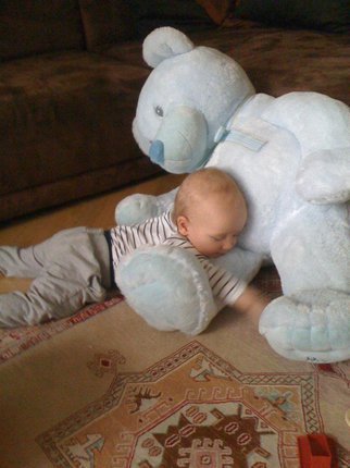 Max dostla velkého medvěda k prvním narozeninám od dědečka Vágnera