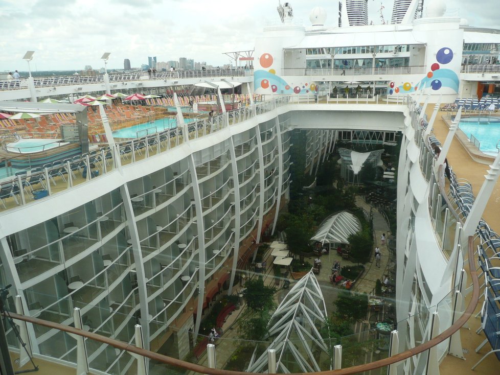 Oasis Of The Seas - to je vlastně malé město na moři