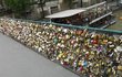 Pont des Arts praská pod tíhou zámečků od milenců.