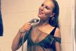 Sexy Simona Krainová pod sprchou: V podprsence a průsvitném triku!