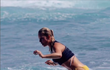 Simona Krainová si vyzkoušela surfovat na prkně.