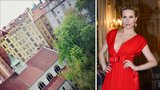 Opravdu luxusní výhled: Krainová se z okna dívá na Hradčany