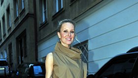 Simona Krainová a její vzdušné šaty.