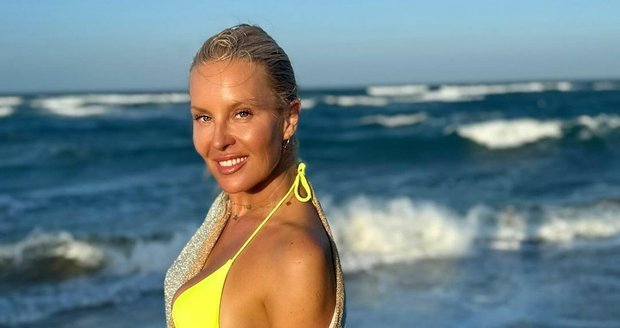Simona Krainová oslavila „novou padesátku" v bikinách na pláži.