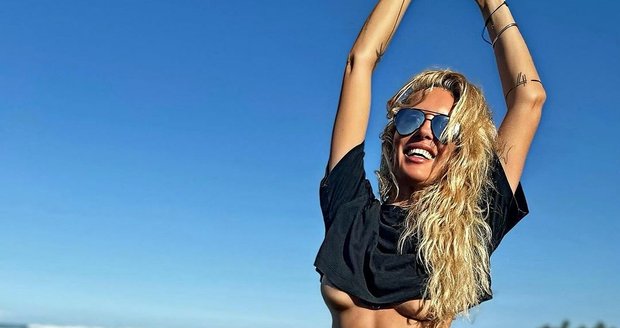 Simona Krainová oslavila "novou padesátku" v bikinách na pláži