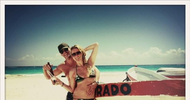 Simona Krainová si užívá s manželem Karlem pohodu na pláži