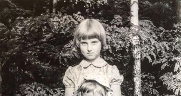 Modelka Simona Krainová se starší sestrou Yvonou Maléřovou v dětství.