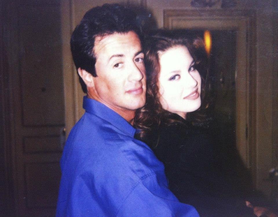 1992 Modelka ve svých začátcích začínala v Paříži a s tmavými vlasy. Zde se také seznámila se hercem Sylvesterem Stallonem, který jí nadbíhal.