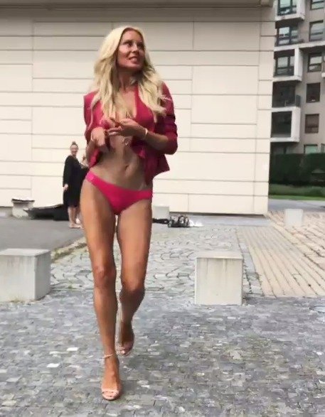 Simona Krainová se promenádovala Prahou jen v plavkách!