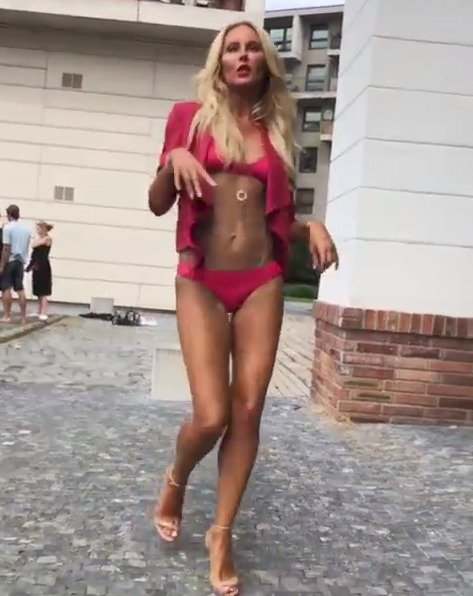 Simona Krainová se promenádovala Prahou jen v plavkách!