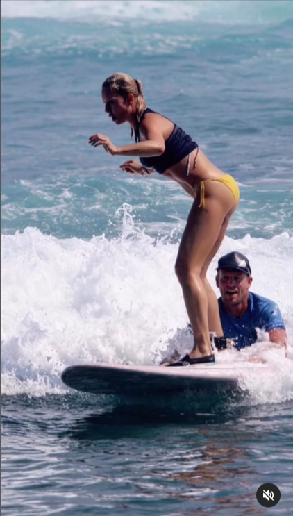 Simona Krainová si vyzkoušela surfovat na prkně.