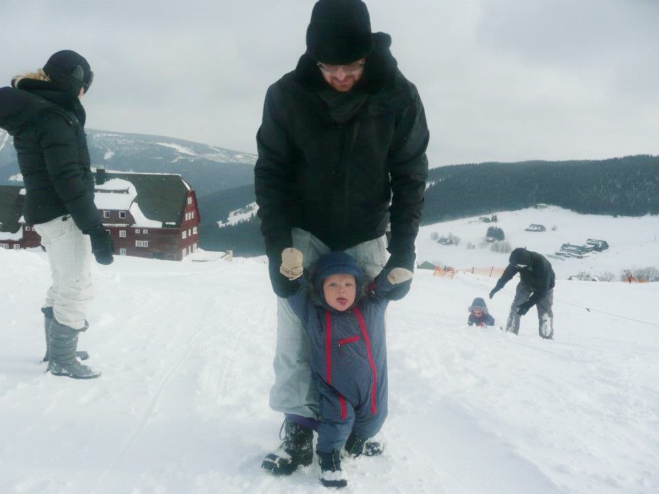 Táta Karel Maxe při prvních krůčkách na sněhu raději držel