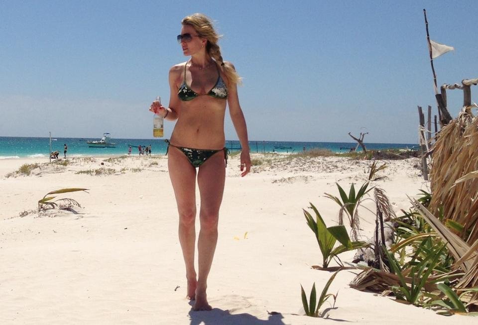 Simona Krainová na pláži v Mexiku.