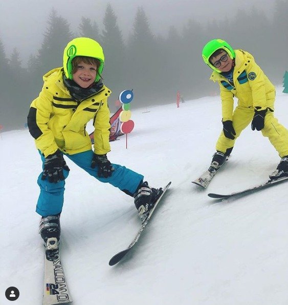 Děti Simony Krainové Max a Bruno na lyžích.