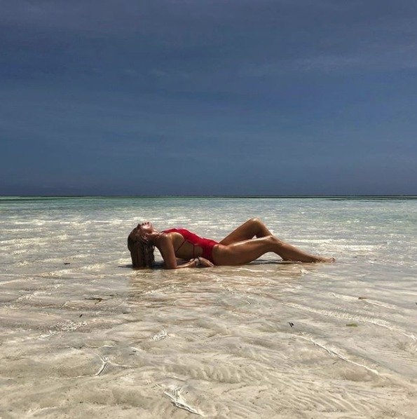 Simona Krainová pózuje v moři na Zanzibaru.