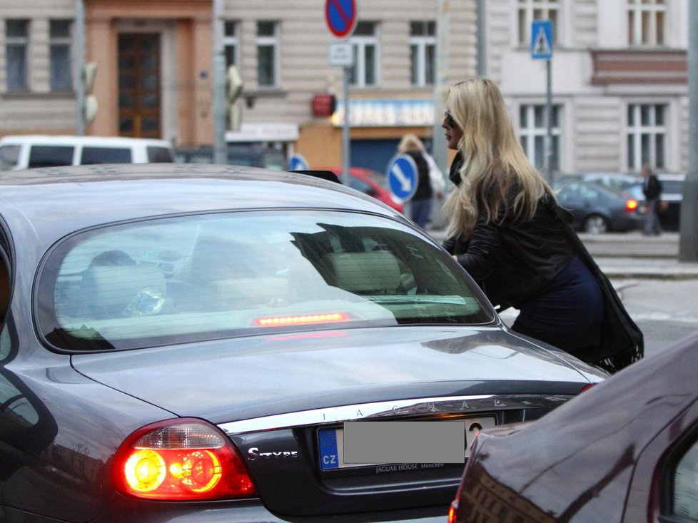 V bytě se Krainová v sobotu dlouho nezdržela. Přijel pro ni luxusní jaguar a jelo se do víru noční Prahy...