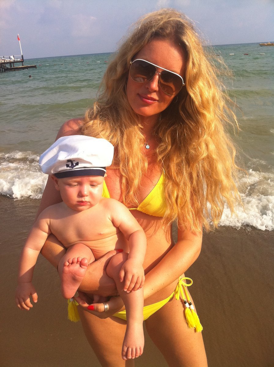 Simona se synem Maxem na turecké pláži