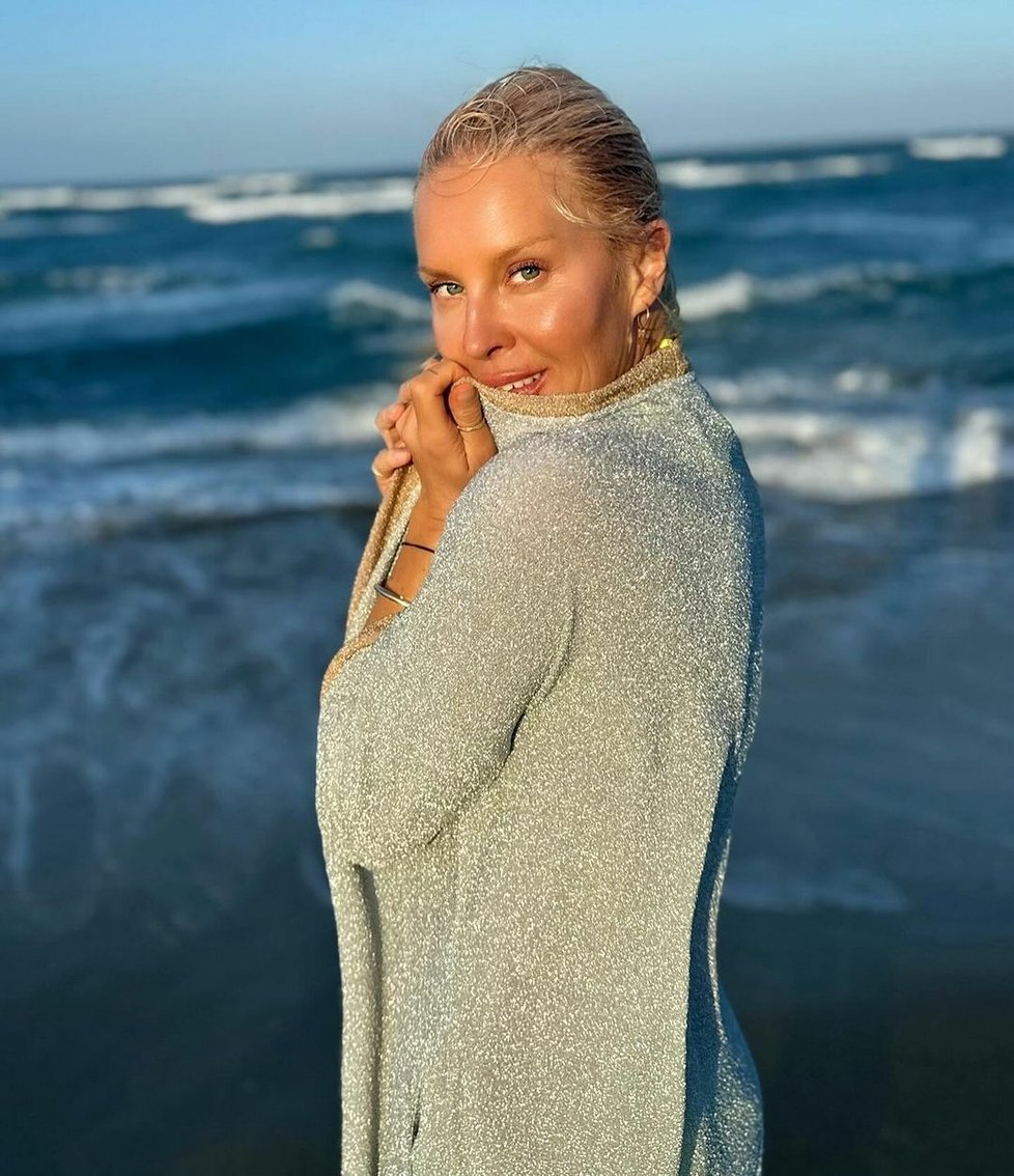 Simona Krainová oslavila „novou padesátku&#34; v bikinách na pláži.