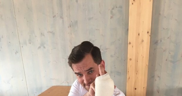 Ondřej Sokol si poranil ruku.