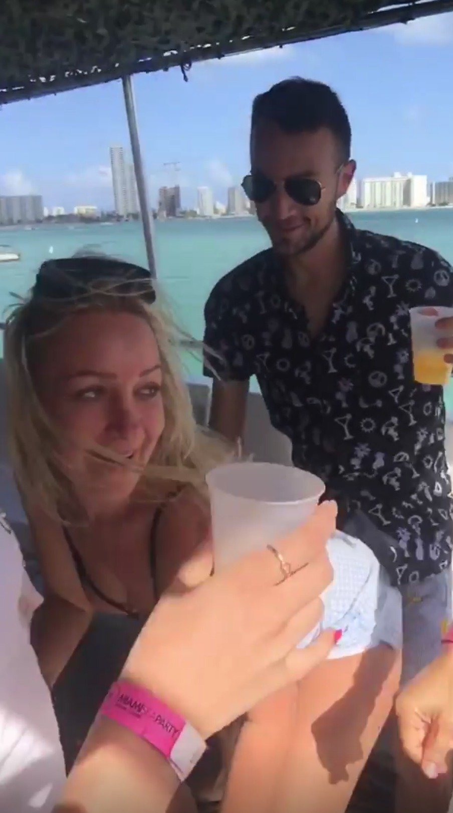 Simona si s novou kamarádkou užívá divoké mejdany v Miami.