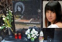 Rok od ubodání Monyové: Fanoušci jí nosí na hrob květiny