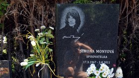 Monyová byla u čtenářů oblíbená, o čemž svědčí spousta květin na jejím hrobě