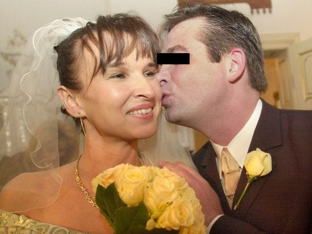Monyová na svatební fotce se svým druhým manželem Borisem, který je podezřelý z toho, že ji ubodal