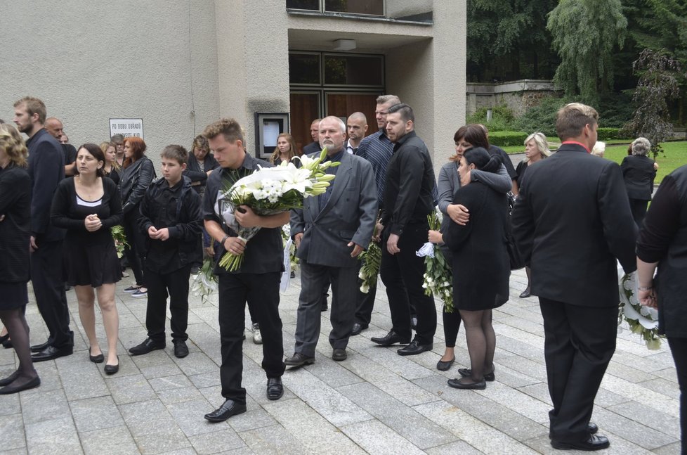 Se Simonkou se přišlo rozloučit přes 200 lidí.